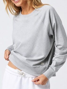 Vuori Women’s Long-Sleeve Halo Crew Pullover Heather Light Gray Size Large